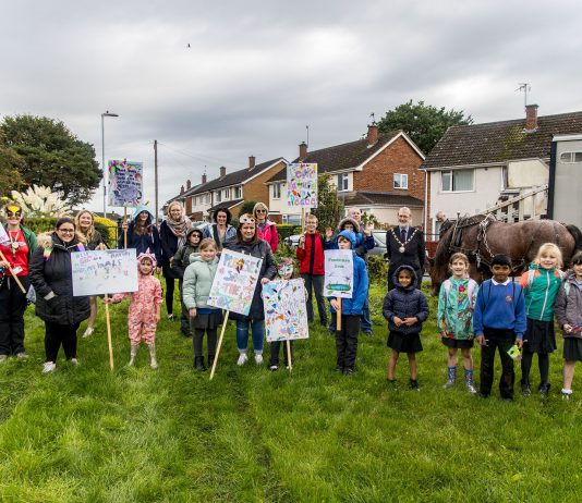 Councillor Drew with Parkwall Primary School children and parents
